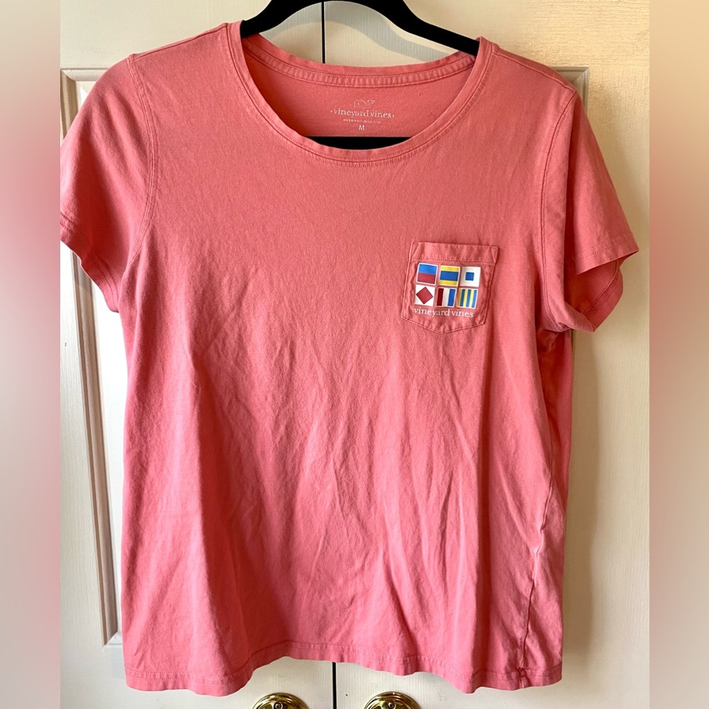 Vineyard Vines size M coral pocket T shirt with nautical flags EDSFTG